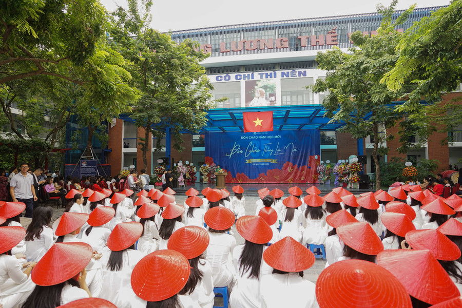 Năm học này, toàn trường có hơn 2.000 học sinh. Năm học này, toàn trường có hơn 2.000 học sinh.