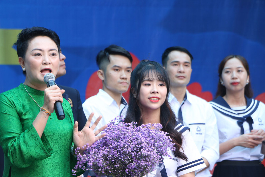 Cô Văn Thùy Dương - Phó Hiệu trưởng nhà trường gửi thông điệp tới học sinh về giá trị của sự nỗ lực trong học tập đối với mỗi con người trong thời đại ngày nay. Cô Văn Thùy Dương - Phó Hiệu trưởng nhà trường gửi thông điệp tới học sinh về giá trị của sự nỗ lực trong học tập đối với mỗi con người trong thời đại ngày nay.