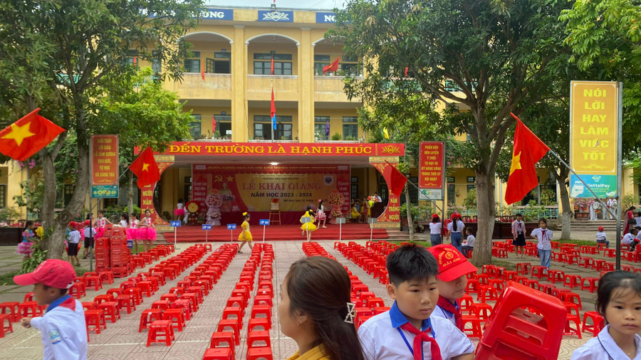 Nhà trường đã sẵn sàng cho lễ khai giảng năm học mới.