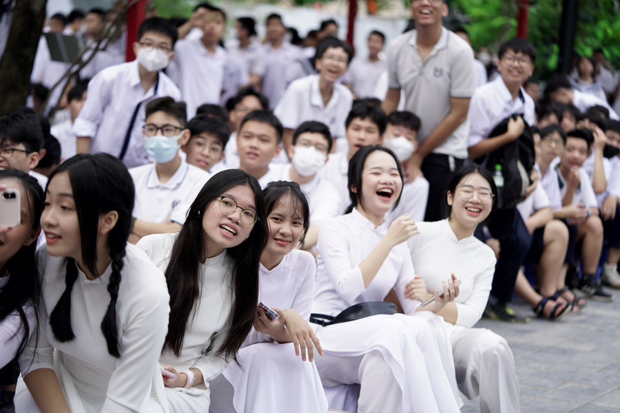 Tiếng nói cười hân hoan của các cô cậu học trò sau những tháng ngày nghỉ hè nay lại được quây quần bên nhau. Tiếng nói cười hân hoan của các cô cậu học trò sau những tháng ngày nghỉ hè nay lại được quây quần bên nhau.