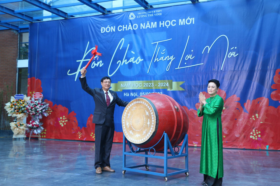 Thầy Hiệu trưởng Nguyễn Quốc Bình đánh tiếng trống khai giảng năm học mới 2023-2024. Thầy Hiệu trưởng Nguyễn Quốc Bình đánh tiếng trống khai giảng năm học mới 2023-2024.