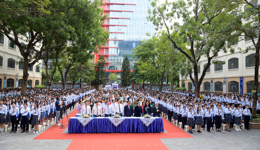 Thầy trò nhà trường hân hoan trong ngày khai giảng. Thầy trò nhà trường hân hoan trong ngày khai giảng.