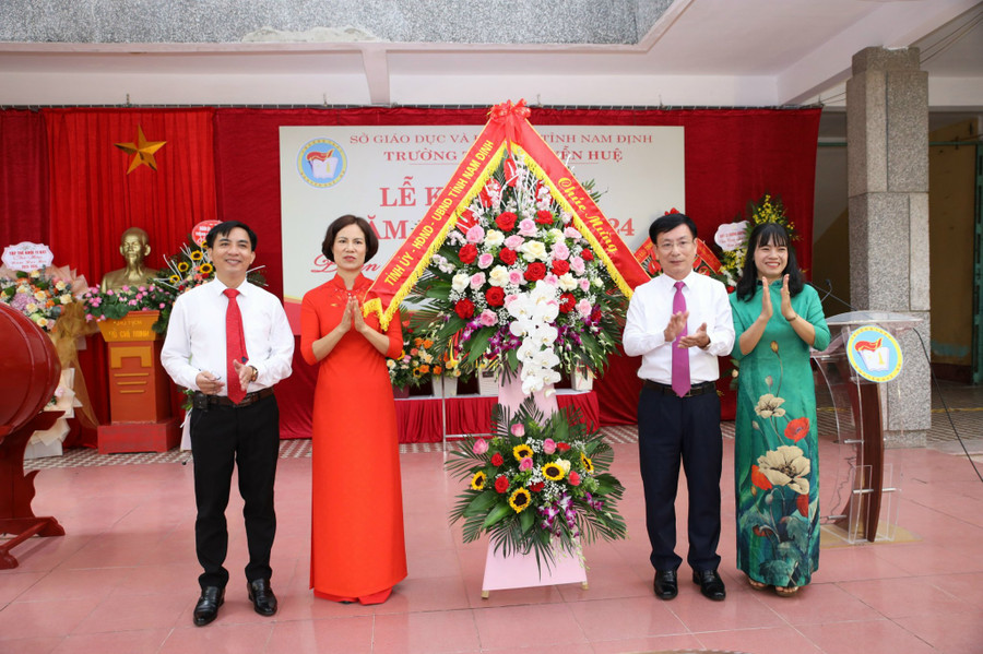 Ông Phạm Đình Nghị (thứ 2 từ phải sang) - Phó Bí thư Tỉnh ủy, Chủ tịch UBND tỉnh Nam Định tặng hoa chúc mừng lễ khai giảng tại Trường THPT Nguyễn Huệ sáng 5/9. Ông Phạm Đình Nghị (thứ 2 từ phải sang) - Phó Bí thư Tỉnh ủy, Chủ tịch UBND tỉnh Nam Định tặng hoa chúc mừng lễ khai giảng tại Trường THPT Nguyễn Huệ sáng 5/9.
