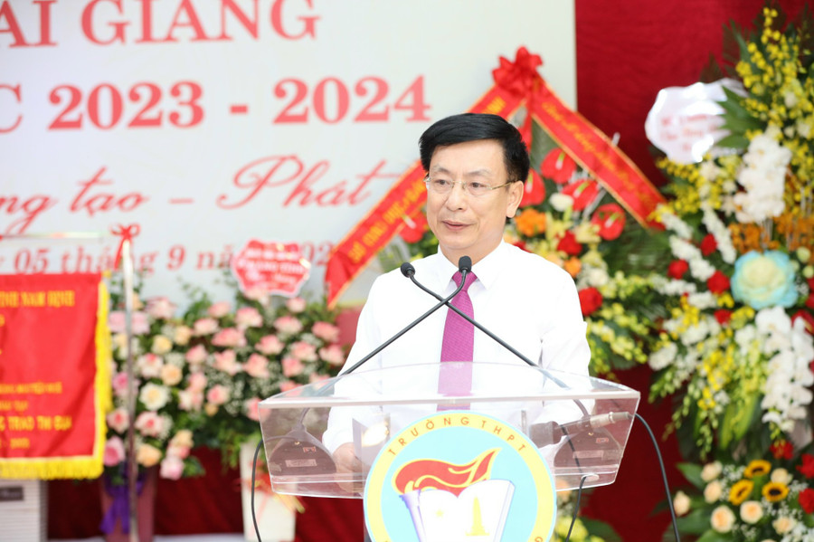 Ông Phạm Đình Nghị - Chủ tịch UBND tỉnh Nam Định phát biểu dặn dò thầy trò nhà trường trước thềm năm học mới. Ông Phạm Đình Nghị - Chủ tịch UBND tỉnh Nam Định phát biểu dặn dò thầy trò nhà trường trước thềm năm học mới.