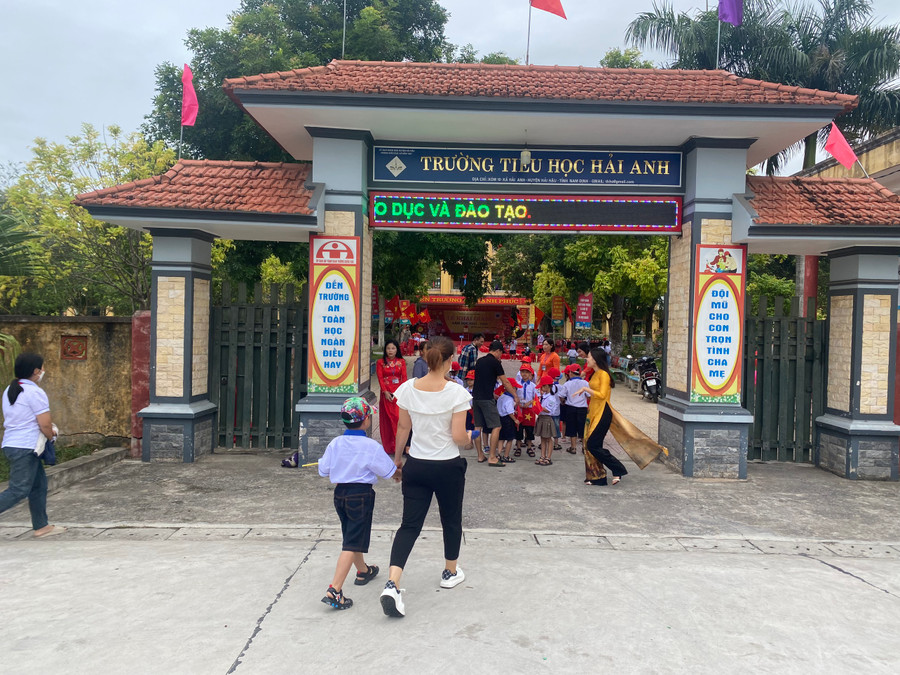 Đông đảo học sinh và phụ huynh cùng tới trường từ rất sớm.