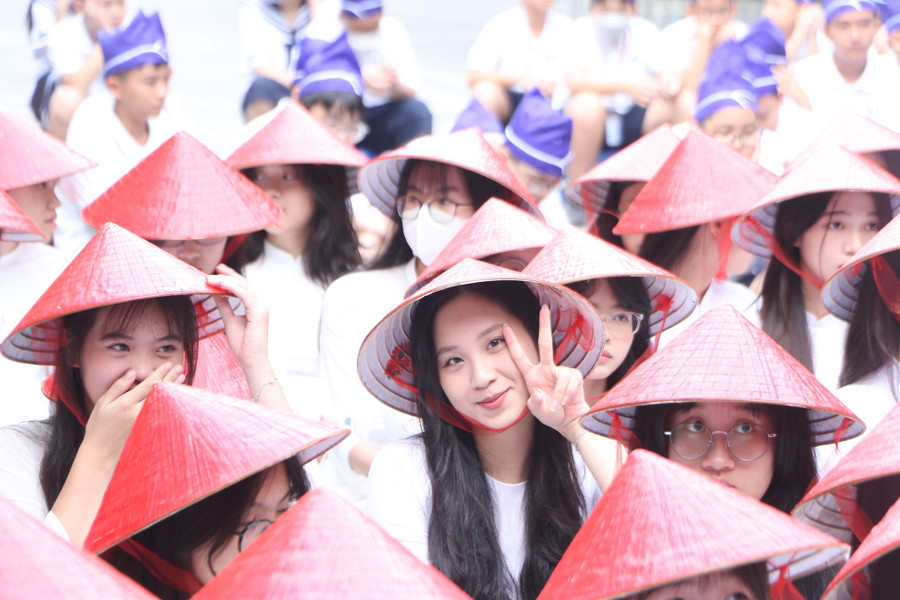 Hãy phấn đấu, tu dưỡng để trước khi trở thành một người mà mình mong muốn thì sẽ trở thành một người tử tế, một người đàng hoàng. Hãy phấn đấu, tu dưỡng để trước khi trở thành một người mà mình mong muốn thì sẽ trở thành một người tử tế, một người đàng hoàng.