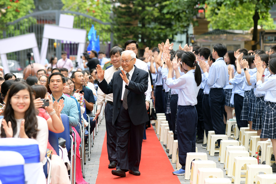 Nhà giáo ưu tú Nguyễn Trọng Vĩnh cùng các đại biểu khách mời tiến vào sân khấu của buổi lễ. Nhà giáo ưu tú Nguyễn Trọng Vĩnh cùng các đại biểu khách mời tiến vào sân khấu của buổi lễ.