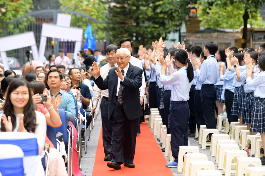 Nhà giáo ưu tú Nguyễn Trọng Vĩnh cùng các đại biểu khách mời tiến vào sân khấu của buổi lễ. Nhà giáo ưu tú Nguyễn Trọng Vĩnh cùng các đại biểu khách mời tiến vào sân khấu của buổi lễ.