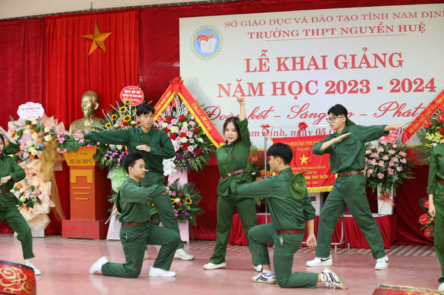 Các em học sinh biểu diễn văn nghệ trong lễ khai giảng. Các em học sinh biểu diễn văn nghệ trong lễ khai giảng.