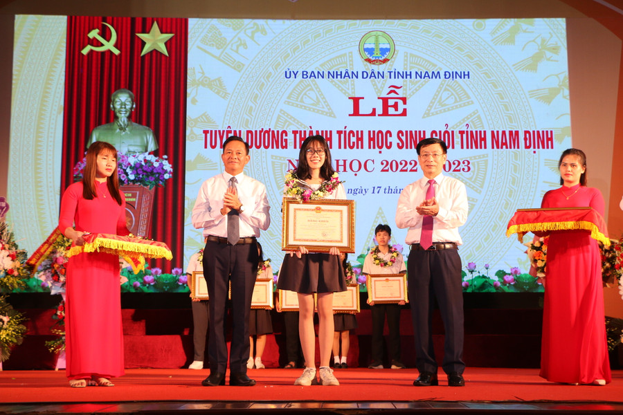 Chủ tịch UBND tỉnh Nam Định Phạm Đình Nghị (phải) và ông Nguyễn Phùng Hoan (trái) - Phó Chủ tịch HĐND tỉnh Nam Định tặng Bằng khen của UBND cho các em học sinh xuất sắc. Chủ tịch UBND tỉnh Nam Định Phạm Đình Nghị (phải) và ông Nguyễn Phùng Hoan (trái) - Phó Chủ tịch HĐND tỉnh Nam Định tặng Bằng khen của UBND cho các em học sinh xuất sắc.