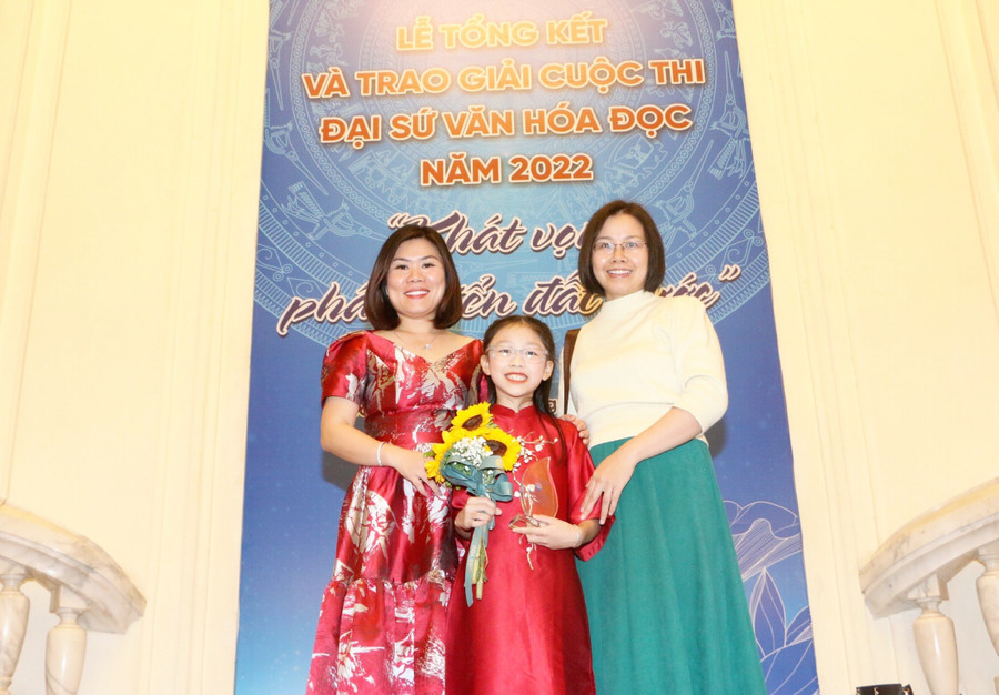 Em Nguyễn Thanh Mai - học sinh Trường Tiểu học Trần Nhân Tông, TP Nam Định đã đạt giải “Đại sứ văn hoá đọc tiêu biểu khối Tiểu học” toàn quốc năm 2022. Em Nguyễn Thanh Mai - học sinh Trường Tiểu học Trần Nhân Tông, TP Nam Định đã đạt giải “Đại sứ văn hoá đọc tiêu biểu khối Tiểu học” toàn quốc năm 2022.