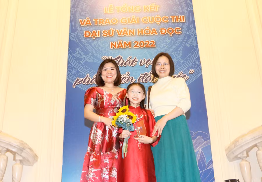 Em Nguyễn Thanh Mai - học sinh Trường Tiểu học Trần Nhân Tông, TP Nam Định đã đạt giải “Đại sứ văn hoá đọc tiêu biểu khối Tiểu học” toàn quốc năm 2022. Em Nguyễn Thanh Mai - học sinh Trường Tiểu học Trần Nhân Tông, TP Nam Định đã đạt giải “Đại sứ văn hoá đọc tiêu biểu khối Tiểu học” toàn quốc năm 2022.