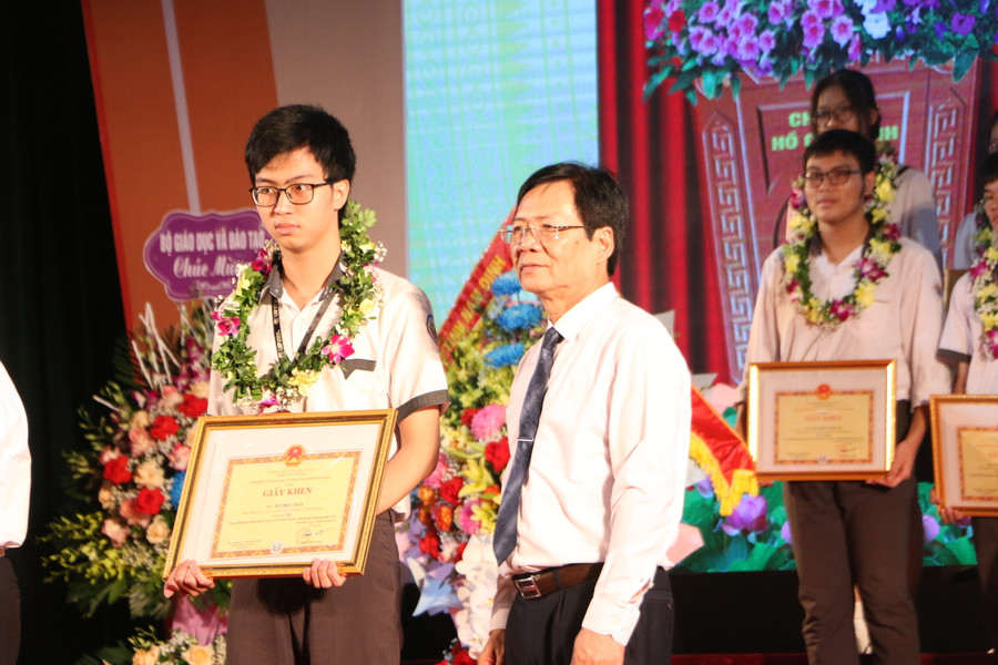 Giám đốc Sở GD&ĐT Nam Định Cao Xuân Hùng trao giấy khen cho các em học sinh xuất sắc. Giám đốc Sở GD&ĐT Nam Định Cao Xuân Hùng trao giấy khen cho các em học sinh xuất sắc.