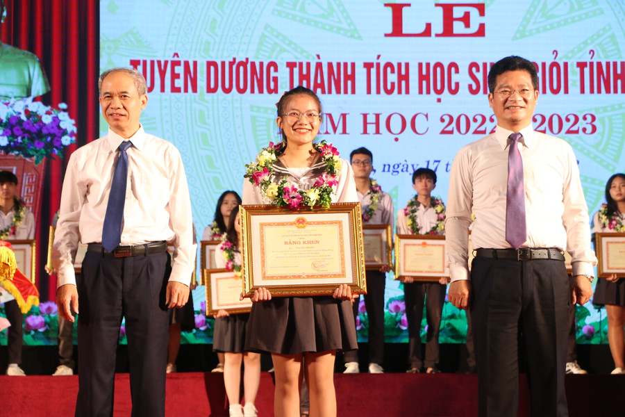 Phó Chủ tịch UBND tỉnh Nam Định Trần Anh Dũng (phải) và Chủ tịch MTTQ tỉnh Nam Định Đặng Xuân Hùng (trái) tặng Bằng khen cho các em học sinh tiêu biểu. Phó Chủ tịch UBND tỉnh Nam Định Trần Anh Dũng (phải) và Chủ tịch MTTQ tỉnh Nam Định Đặng Xuân Hùng (trái) tặng Bằng khen cho các em học sinh tiêu biểu.