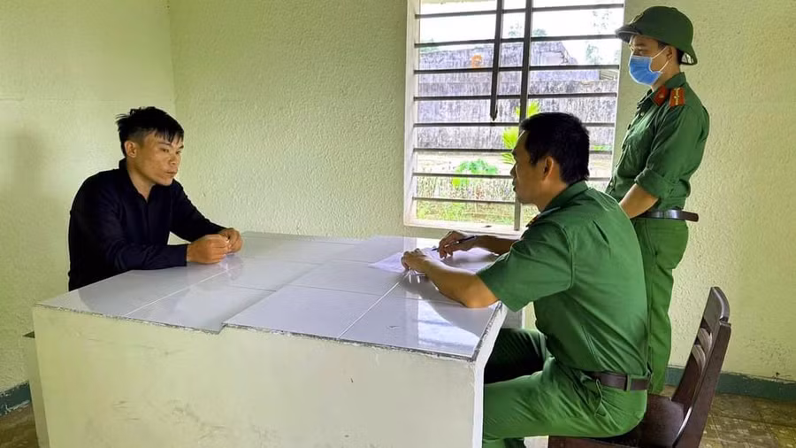 Công an lấy lời khai Phạm Đức Nhật. (Ảnh CQCA)