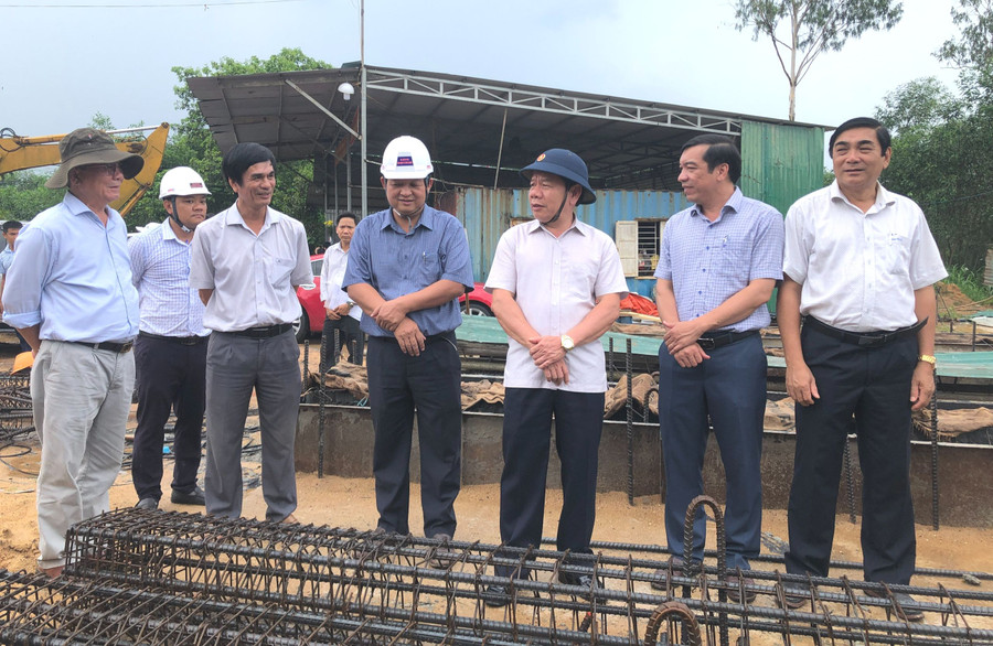 Chủ tịch UBND tỉnh Quảng Ngãi thống nhất cắt giảm quy mô đầu tư Dự án xử lý rác thải lớn nhất tỉnh này. Chủ tịch UBND tỉnh Quảng Ngãi thống nhất cắt giảm quy mô đầu tư Dự án xử lý rác thải lớn nhất tỉnh này.