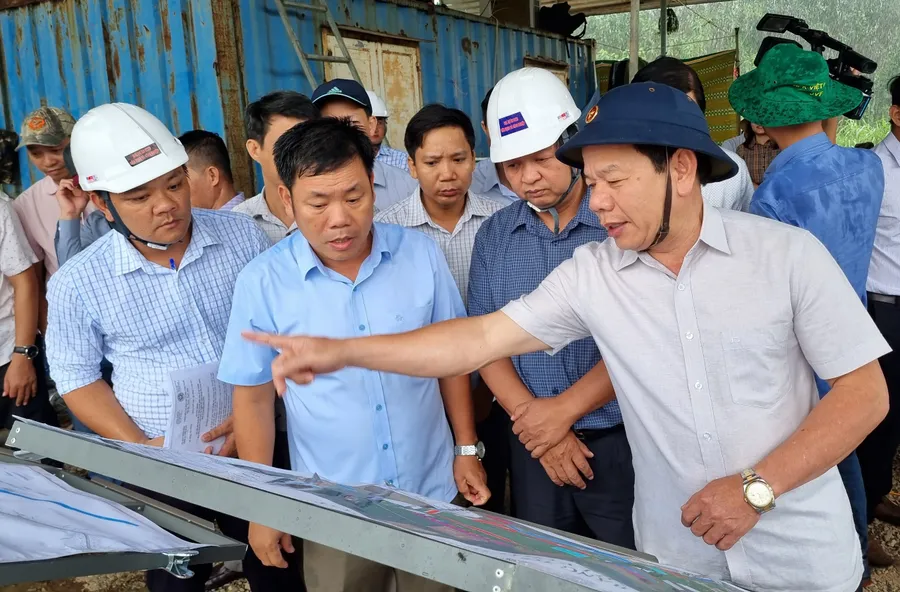 Ông Đặng Văn Minh, Chủ tịch UBND tỉnh Quảng Ngãi trong buổi kiểm tra thực tế tại dự án.