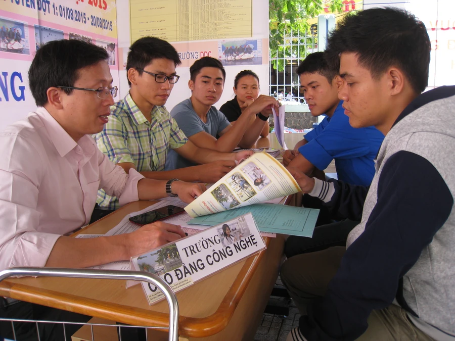 Chen chân đăng ký xét tuyển vào ĐH Đà Nẵng