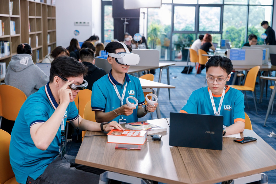 Sinh viên UEH trong một giờ học. Sinh viên UEH trong một giờ học.