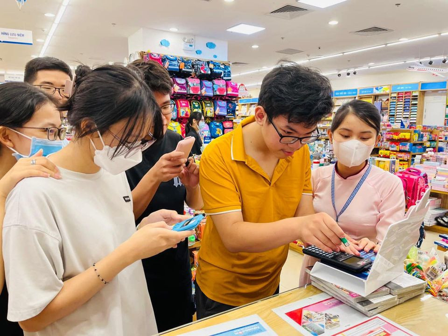 Không khí náo nhiệt với các bạn trẻ hào hứng trải nghiệm sản phẩm