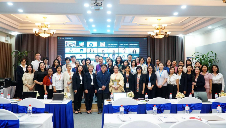 Các đại biểu tham dự.