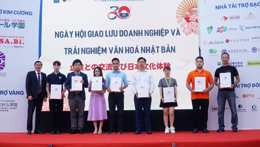 SV tham dự ngày hội giao lưu doanh nghiệp và trải nghiệm văn hóa Nhật Bản.