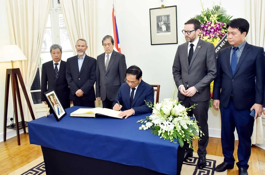 Bộ trưởng Ngoại giao Bùi Thanh Sơn ghi sổ tang, chia buồn về việc Nữ hoàng Anh Elizabeth II qua đời, ngày 10/9. (Ảnh: Quang Hoà)