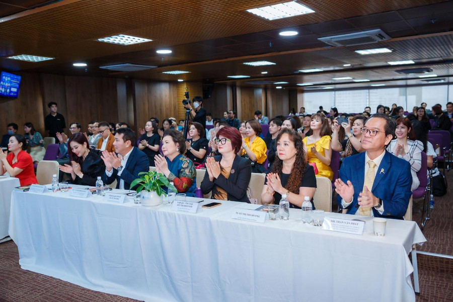 Phương thức giảng dạy linh hoạt theo hình thức trực tiếp và trực tuyến được lãnh đạo doanh nghiệp nhiệt liệt hưởng ứng Phương thức giảng dạy linh hoạt theo hình thức trực tiếp và trực tuyến được lãnh đạo doanh nghiệp nhiệt liệt hưởng ứng