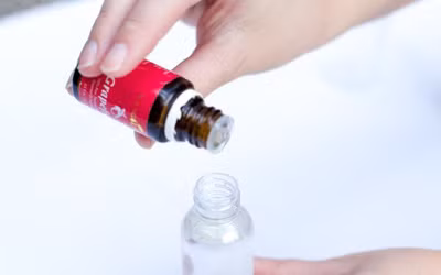 Thêm 10 giọt tinh dầu bưởi.