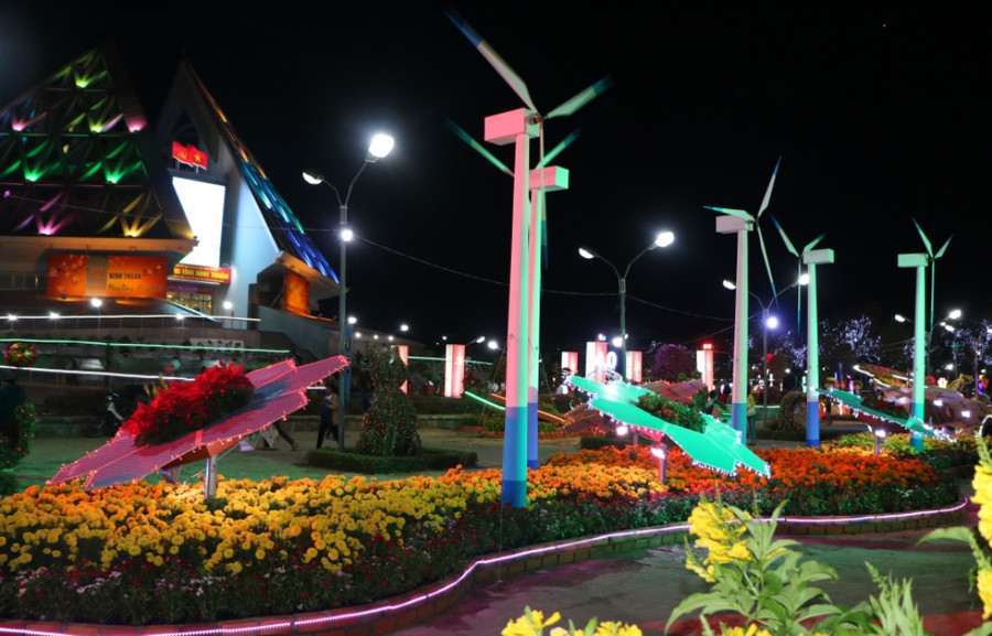 Điện gió, điện mặt trời điểm nhấn tại Vườn hoa xuân 2020 tại Ninh Thuận. (Ảnh: Ý Thảo).