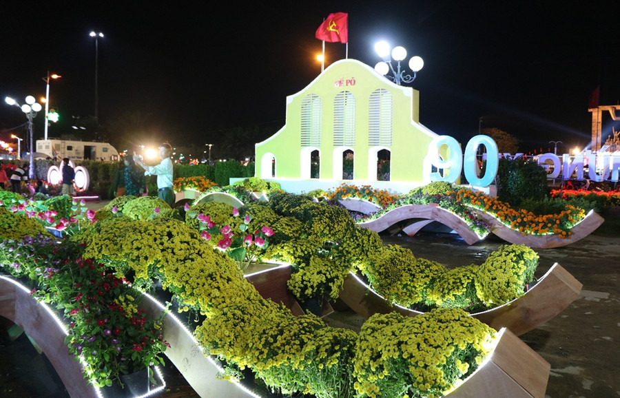 Hệ thống đèn chiếu sáng hiện đại là điểm đến hấp dẫn cho Nhân dân trong tỉnh và du khách trong dịp Tết đến, Xuân về. (Ảnh:Ý Thảo).
