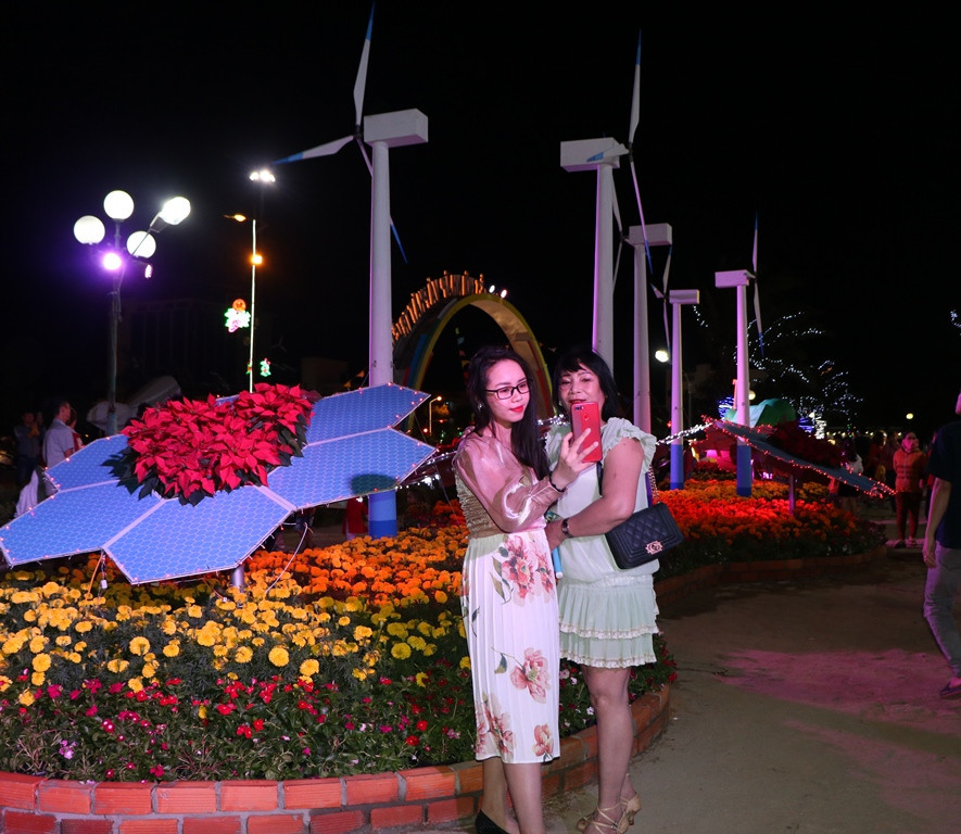 Chị Cao Thị Trầm cùng mẹ chụp chung hình tại Vườn hoa xuân để lưu lại những kỷ niệm. (Ảnh: Ý Thảo).