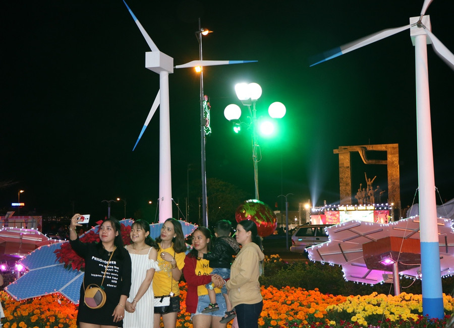 Người dân Ninh Thuận nô nức chụp ảnh lưu niệm với người thân. (Ảnh:Ý Thảo).