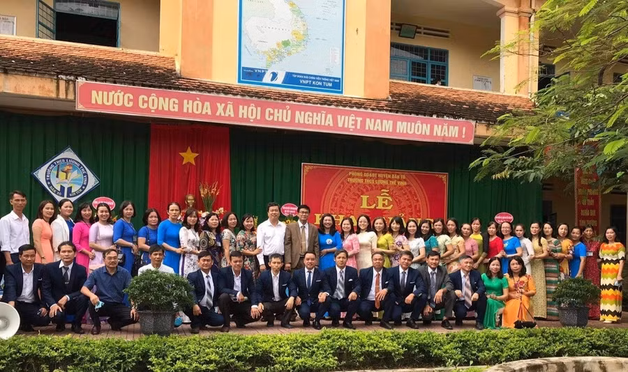 Tập thể giáo viên trường THCS Lương Thế Vinh.
