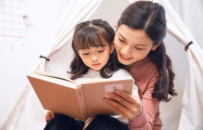 Cùng con đọc sách.