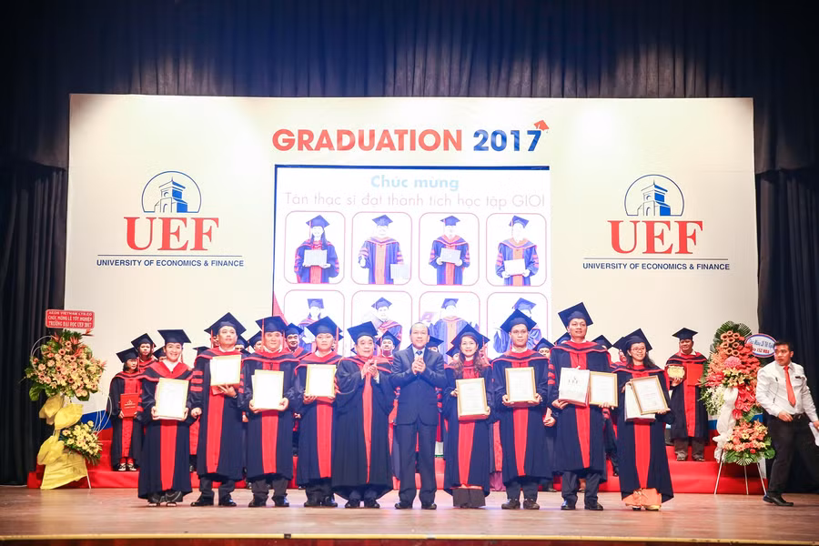 Các tân cử nhân trong ngày vui tốt nghiệp