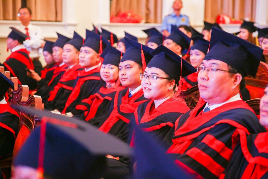 Các tân Thạc sĩ tại lễ tốt nghiệp sáng nay