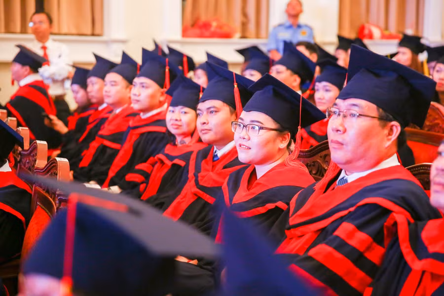 Các tân Thạc sĩ tại lễ tốt nghiệp sáng nay