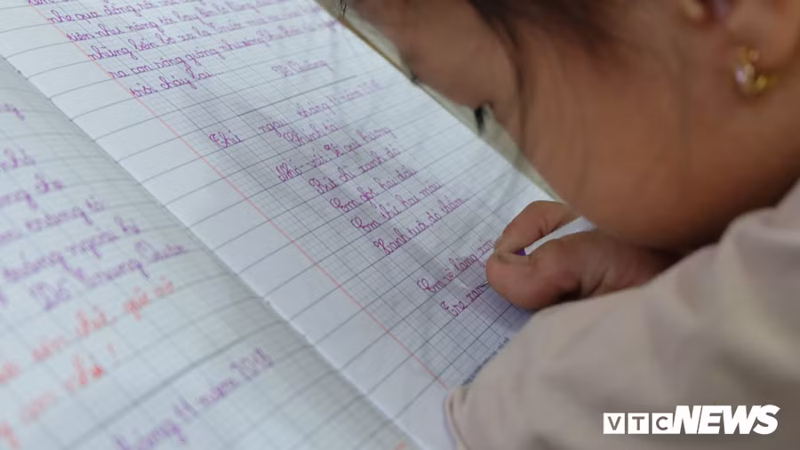 Co be 8 tuoi cut tay viet chu dep khien nhieu nguoi cam phuc hinh anh 2