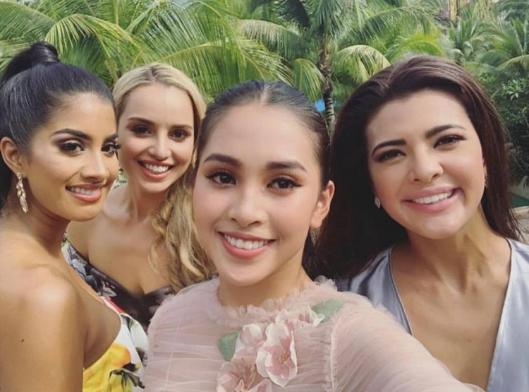 Tiểu Vy luôn kề vai sát cánh với cô bạn cùng phòng là đại diện Philippines.