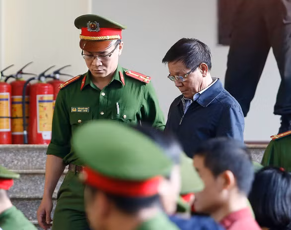 Trùm đường dây đánh bạc khai hối lộ 2 cựu tướng công an hàng chục tỉ - Ảnh 1. Trùm đường dây đánh bạc khai hối lộ 2 cựu tướng công an hàng chục tỉ - Ảnh 1.