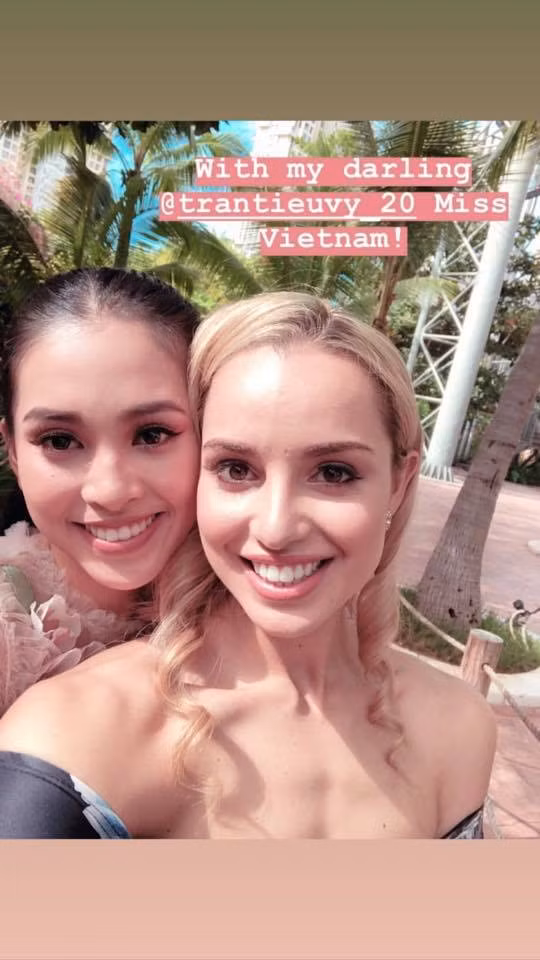 Cô liên tục cập nhật những hình ảnh mới nhất cùng dàn người đẹp trong cuộc thi. Qua đó fan dễ dàng theo dõi sát sao những hoạt động của đại diện Việt trong cuộc thi.