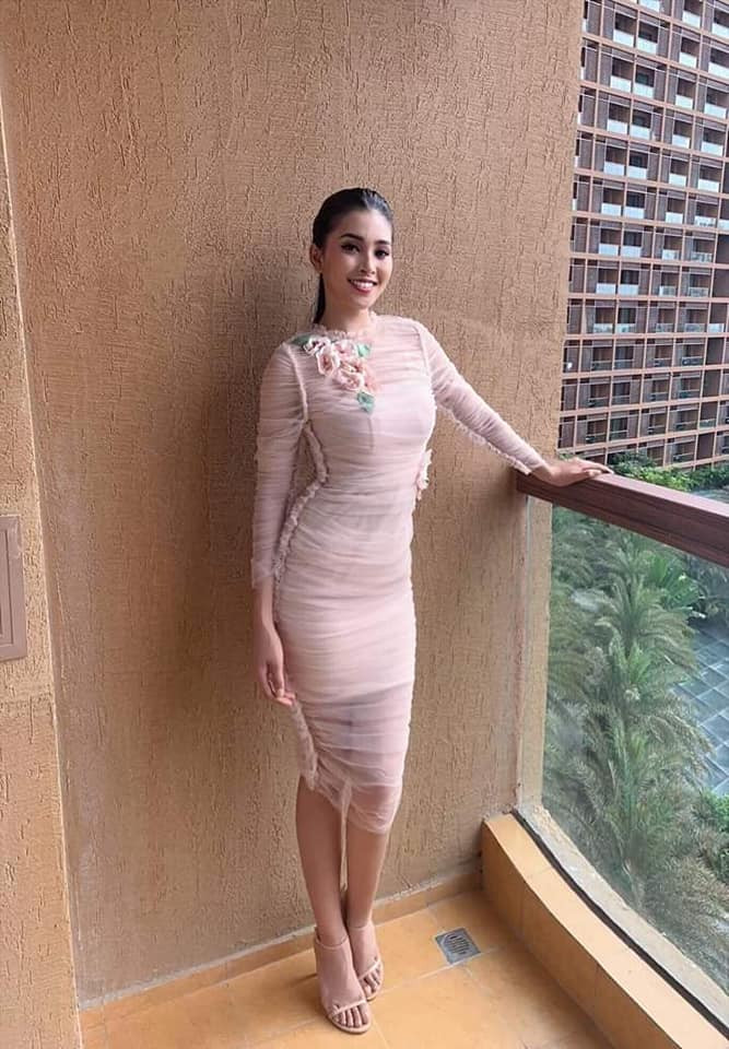 Được biết, trong ngày thứ 4, Tiểu Vy sẽ bước vào phần thi “Head to head” theo hình thức chia nhóm. Mỗi nhóm gồm 6 thí sinh, đại diện Việt Nam thuộc nhóm 12. Đây được xem như vòng thi đấu trí căng thẳng, áp lực nhất so với các vòng thi khác.