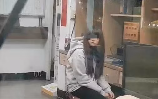 Người mẹ độc ác không hề tỏ ra đau xót trước sự ra đi của con trai. 