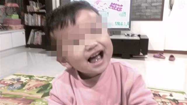 Bé trai bị mẹ bỏ đói đến chết trong nhà vệ sinh.