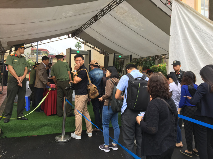 Người tham dự phiên tòa phải qua kiểm tra an ninh gắt gao