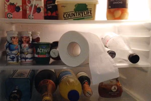 Thấy con dâu bỏ giấy ăn vào tủ lạnh mẹ chồng định mắng xa xả nhưng kết quả là...