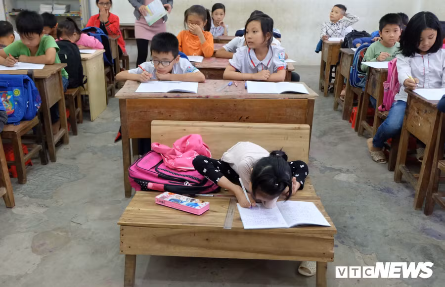 Co be 8 tuoi cut tay viet chu dep khien nhieu nguoi cam phuc hinh anh 1