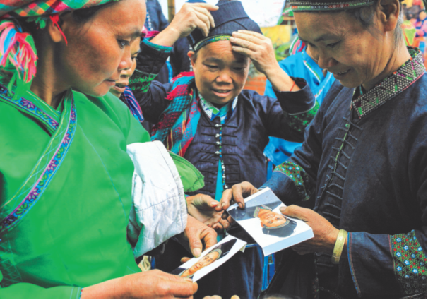 Bà con Tả Sử Choóng rất vui khi ngắm nhìn mình trong ảnh