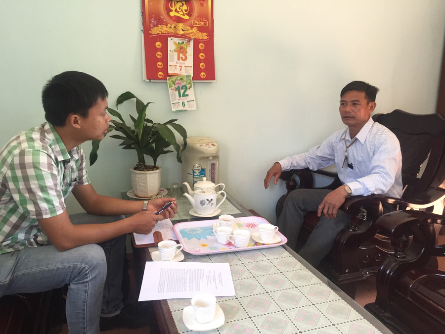 Ông Huyến (bên phải) trao đổi với báo chí về vụ việc. Ông Huyến (bên phải) trao đổi với báo chí về vụ việc.